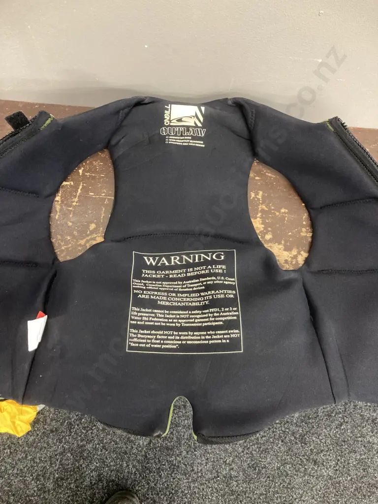 O'Neill Outlaw Size M Wake Vest Image 1++